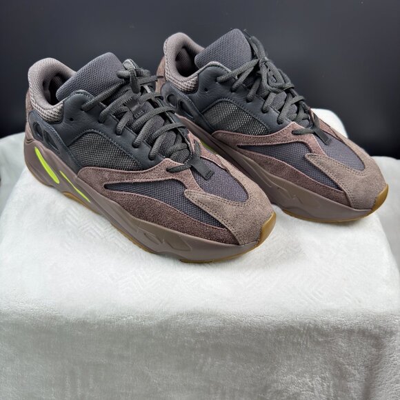 Adidas Yeezy Boost 700 ‘Mauve’ | Size 11.5 | Gently Used w/ Box - Picture 4 of 9